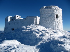 Na górze Pop Iwan na Ukrainie, gdzie odbudowywane jest dawne Obserwatorium Astronomiczne UW, zima trwa nawet 150 dni, a pokrywa śnieżna przekracza metr. Fot. J. Łukaszuk