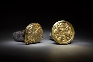 Bogato zdobione ozdoby uszu jednej z arystokratek imperium Wari. Peruwiańskie złoto było najczęściej stopem złota ze srebrem.