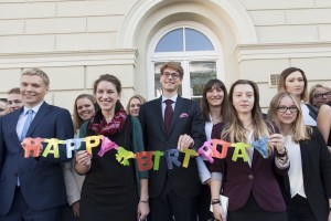 Studenci pierwszego roku studiów licencjackich, magisterskich i doktoranckich świętują urodziny UW
