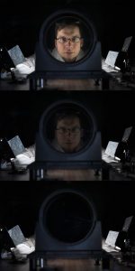 A nonlinear artificial saturable absorber works as follows. The plane of polarization of low intensity light beam does not change in the absorber and the output polarizer blocks the light (images at the bottom). At a high enough intensity, typical for femtosecond pulses, the plane rotates 90 degrees and the light pulse passes through the polarizer. (Source: IPC PAS, Grzegorz Krzyzewski) Zasada dzia³ania nasycalnego absorbera z obrotem polaryzacji. W absorberze p³aszczyzna polaryzacji wiat³a o ma³ym natê¿eniu tylko nieznacznie siê obraca i ci¹g³a wi¹zka jest blokowana przez polaryzator (zdjêcia dolne). Ultrakrótkie impulsy maj¹ du¿e natê¿enie wiat³a, w absorberze ich p³aszczyzna polaryzacji obraca siê o 90 stopni i dlatego przechodz¹ przez polaryzator. (ród³o: IChF PAN, Grzegorz Krzy¿ewski)