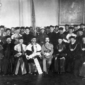 W maju 1921 r. nadano pierwsze doktoraty honoris causa. Pierwszym, którego uhonorowano tą najwyższą godnością akademicką był Józef Piłsudski. Na ilustracji: Pamiątkowa fotografia po uroczystości nadania honorowego doktoratu, 2 maja 1921 r., zbiory Muzeum UW.