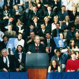 15 czerwca 2001 r. w głównym holu nowo powstałej Biblioteki Uniwersyteckiej na Powiślu, prezydent USA, George W. Bush, wygłosił przemówienie do społeczności UW i mieszkańców Warszawy. Było to jedno z najważniejszych wystąpień wygłoszonych w czasie jego podróży po Europie. W trakcie ostatniej dekady uczelnię odwiedzali również inni zagraniczni politycy. W 2005 r. prezydent Ukrainy, Wiktor Juszczenko; dwa lata później kanclerz Niemiec, Angela Merkel; a w 2011 r. książę Norwegii Haakon.