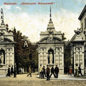 Brama Uniwersytetu Warszawskiego ta, którą wszyscy znamy, stanęła na miejscu swojej poprzedniczki z czasów Augusta II. W 1909 r. wybrano architekta – Stefana Szyllera, tego samego, który wcześniej zaprojektował gmach Biblioteki Uniwersyteckiej. Bardzo prawdopodobne, że zamierzeniem zamawiających oraz architekta było ukończenie bramy na inaugurację roku akademickiego 1910/1911, jednak część robót wykończeniowych przeniesiono na 1911 rok. Na ilustracji: Fotografia Bramy Głównej UW z 1911 r., zbiory prof. Lecha Królikowskiego.