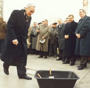 W 1996 r. odbyła się uroczystość wmurowania kamienia węgielnego pod budowę gmachu Biblioteki Uniwersyteckiej. „Aż do końca lat dziewięćdziesiątych większość zbiorów BUW przechowywana była w złych warunkach: na podłogach magazynu, na podestach klatek schodowych, w piwnicach i na strychach nie tylko własnych gmachów Biblioteki. Żadna z obietnic dotyczących budowy nowego gmachu, aż do pamiętnej decyzji rządu premiera Tadeusza Mazowieckiego, nie została dotrzymana. Dopiero w 1990 r. rząd Tadeusza Mazowieckiego podjął decyzję, aby dochody z wynajmu gmachu byłego KC PZPR przeznaczyć na budowę nowej siedziby Biblioteki”. Źródło: www.buw.uw.edu.pl Na fotografii m.in. premier Tadeusz Mazowiecki, prezydent RP Aleksander Kwaśniewski, rektor UW prof. Włodzimierz Siwiński oraz jego poprzednik na tym stanowisku, prof. Andrzej K. Wróblewski.