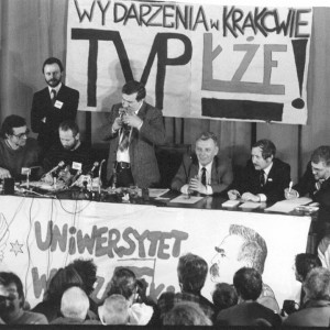 W 1989 r. Lecha Wałęsa przyjechał z oficjalną wizytą na UW na dwa miesiące przed wyborami 4 czerwca. W auli im. Adama Mickiewicza zebrał się tłum zwolenników „Solidarności”. Na ilustracji: Po lewej stronie Lecha Wałęsy siedział prof. Grzegorz Białkowski, rektor UW, zbiory Muzeum UW.