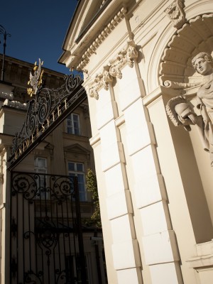Posąg Ateny trzymającej w ręku hełm. W czasie II wojny światowej Brama Uniwersytecka została silnie uszkodzona. Dopiero na początku lat osiemdziesiątych minionego wieku w jej niszach pojawiły się na nowo odkute rzeźby, a całość doprowadzono do dawnej świetności. Fot. M. Kaźmierczak.
