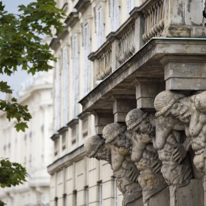 Atlanty wspierające balkon Pałacu Tyszkiewiczów-Potockich, zostały wykonane przez królewskiego rzeźbiarza André Le Brun, przy współpracy z Giacomo Contierim. Fot. M. Kaźmierczak.