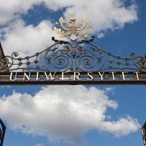 Brama Uniwersytecka jest jednym z najbardziej rozpoznawalnych symboli Uniwersytetu Warszawskiego. Jej zwieńczeniem jest godło uczelni, przedstawiające orła z gałązkami wawrzynu i palmy w szponach, otoczonego pięcioma gwiazdami symbolizującymi pięć pierwszych wydziałów. Fot. M. Kaźmierczak.