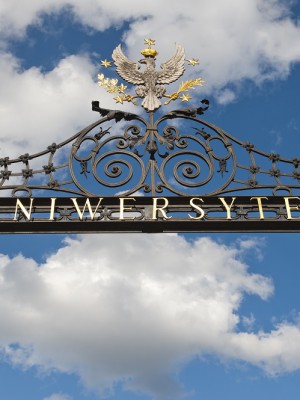 Brama Uniwersytecka jest jednym z najbardziej rozpoznawalnych symboli Uniwersytetu Warszawskiego. Jej zwieńczeniem jest godło uczelni, przedstawiające orła z gałązkami wawrzynu i palmy w szponach, otoczonego pięcioma gwiazdami symbolizującymi pięć pierwszych wydziałów. Fot. M. Kaźmierczak.