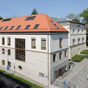 Collegium Iuridicum III to budynek Wydziału Prawa i Administracji. Architektura gmachu została doceniona przez mieszkańców stolicy, którzy przyznali mu tytuł „Ulubieńca Warszawy”, w konkursie „Życie w Architekturze”. Fot. M. Kluczek.