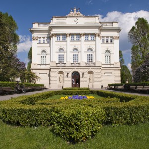 Budynek Dawnej Biblioteki został ozdobiony najbogatszą dekoracją rzeźbiarską spośród wszystkich budynków uczelni. Najbardziej charakterystyczne z rzeźb: Apoteoza Wiedzy i Nauki (trzy muzy), umieszczona na attyce nad frontową ścianą, oraz statuy Sofoklesa i Demostenesa są dziełem Hipolita Marczewskiego. Fot. M. Kaźmierczak.