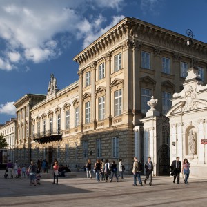 Frontowa elewacja Pałacu Czetwertyńskich-Uruskich jest regularna i symetryczna. Jej środkową część wieńczy wielki kartusz z herbem fundatora „Sas”. To tu Stanisław August dowiedział się, że został wybrany królem. Fot. M. Kaźmierczak.