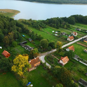Stacja hydrobiologiczna UW mieści się w miejscowości Pilchy, w niewielkiej odległości od jeziora Roś. Otaczają ją pola i lasy. Fot. K. Trela