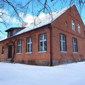 Ten budynek sięga swoją historią roku 1886 – czasów kiedy Prusacy zbudowali na tym terenie sieć szkół podstawowych, w tym siedzibę stacji. W 1985 r. budynek przekazano na potrzeby uczelni. Fot. A. Mitura