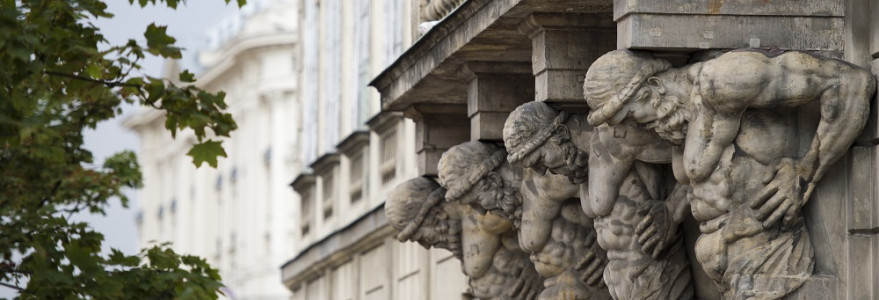 Atlanty wspierające balkon Pałacu Tyszkiewiczów-Potockich, zostały wykonane przez królewskiego rzeźbiarza André Le Brun, przy współpracy z Giacomo Contierim. Fot. M. Kaźmierczak.