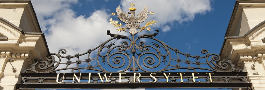 Brama Uniwersytecka jest jednym z najbardziej rozpoznawalnych symboli Uniwersytetu Warszawskiego. Jej zwieńczeniem jest godło uczelni, przedstawiające orła z gałązkami wawrzynu i palmy w szponach, otoczonego pięcioma gwiazdami symbolizującymi pięć pierwszych wydziałów. Fot. M. Kaźmierczak.