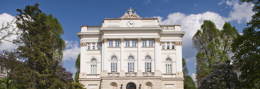 Budynek Dawnej Biblioteki został ozdobiony najbogatszą dekoracją rzeźbiarską spośród wszystkich budynków uczelni. Najbardziej charakterystyczne z rzeźb: Apoteoza Wiedzy i Nauki (trzy muzy), umieszczona na attyce nad frontową ścianą, oraz statuy Sofoklesa i Demostenesa są dziełem Hipolita Marczewskiego. Fot. M. Kaźmierczak.