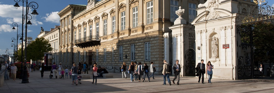 Frontowa elewacja Pałacu Czetwertyńskich-Uruskich jest regularna i symetryczna. Jej środkową część wieńczy wielki kartusz z herbem fundatora „Sas”. To tu Stanisław August dowiedział się, że został wybrany królem. Fot. M. Kaźmierczak.