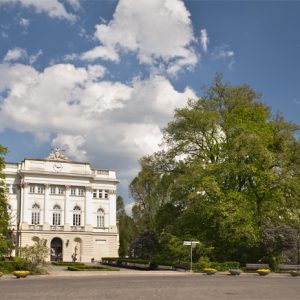 W 2017 r. zakończyła się rewitalizacja zabytkowego kampusu przy Krakowskim Przedmieściu. Odnowiono elewacje 11 budynków, wokół których posadzono nowe rośliny. Odrestaurowano: Auditorium Maximum, zespół budynków dawnego szpitala św. Rocha, gmachy: Pomuzealny i Porektorski, oficynę Pod Wizytkami, Pałac Kazimierzowski, Mały Belwederek, gmach Wydziału Polonistyki, budynki: dawnego Centrum Informatycznego, Instytutu Slawistyki, stołówki pracowniczej, klubu profesorskiego oraz bramę uniwersytecką.