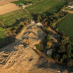 Mauzoleum i przyległy pałac prekolumbijski w Castillo de Huarmey podczas prac wykopaliskowych. Zdjęcie wykonano przy pomocy z drona.