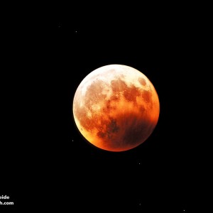 Całkowite zaćmienie Księżyca zaobserwowane z Wysp Kanaryjskich w roku 2003.
Źródło: J.C. Casado / starryearth.com
