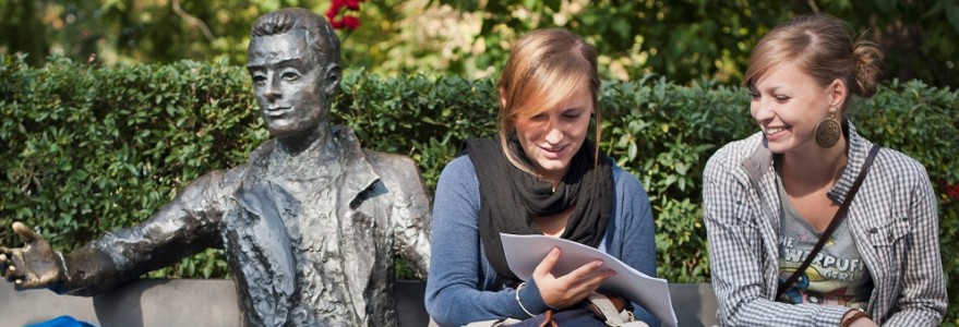 Studentki na ławce przed Dawną Biblioteką