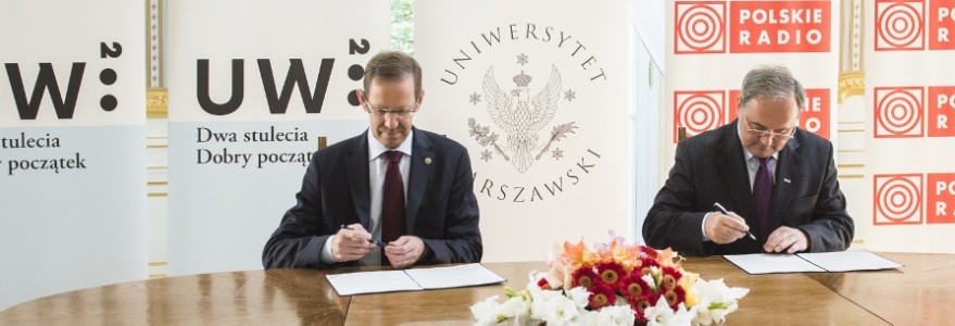 Prof. Marcin Pałys, rektor UW oraz Andrzej Siezieniewski, prezes Polskiego Radia podczas podpisania umowy o patronacie medialnym PR na 200-lecie UW - zdjęcie.