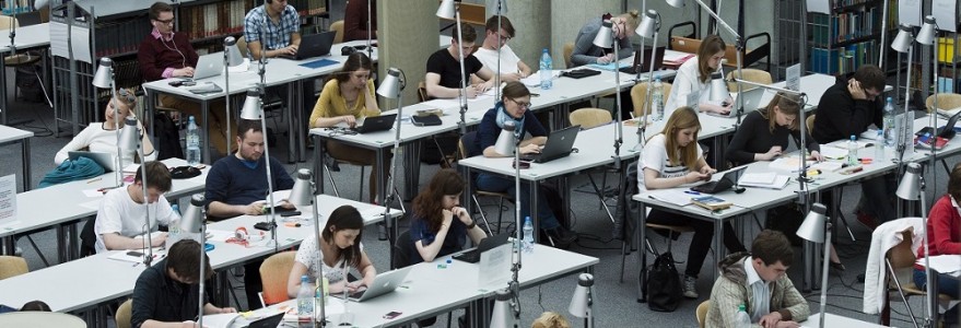 Studenci w Bibliotece Uniwersyteckiej w Warszawie.