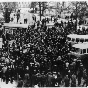 Protesty związane z działalnością cenzury wobec Mickiewiczowskich „Dziadów” zaktywizowały opozycję demokratyczną na Uniwersytecie. 8 marca 1968 r. na dziedzińcu głównym UW odbyła się pierwsza demonstracja, której uczestnicy zażądali swobody nauczania i wolności słowa. Dało to początek marcowym wystąpieniom studenckim w całej Polsce, które były tłumione przez milicję i organy bezpieczeństwa. Na ilustracji: Studencka demonstracja na UW, 8 marca 1968 r. Fotografia Krzysztofa Wojciewskiego, zbiory Muzeum UW.