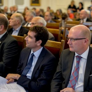 Prof. Andrzej Tarlecki, prorektor UW, dr Stanley Bill, kierownik studiów polskich w Cambridge, i dr hab. Maciej Duszczyk, prorektor UW.