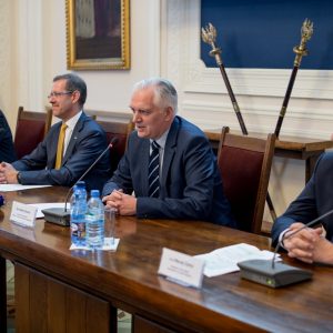 Prof. Leszek Borysiewicz, prof. Marcin Pałys, dr Jarosław Gowin, minister nauki i szkolnictwa wyższego, i prof. Maciej Żylicz, prezes Fundacji na rzecz Nauki Polskiej.