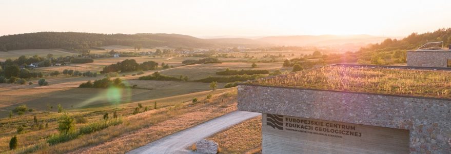 W Chęcinach znajdują się specjalistyczne laboratoria chemiczne, kartowania geologicznego, geofizyczne, pracownia do przygotowania próbek geologicznych oraz pracownia komputerowa. Fot. M. Kaźmierczak