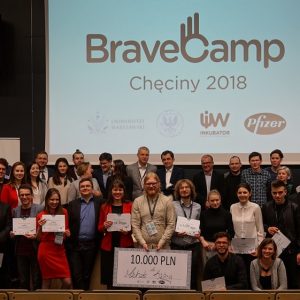 Uczestnicy drugiej edycji BraveCamp wraz z jurorami. Fot. Inkubator UW