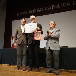 Ceremonia wręczenia dyplomu prof. Krzysztofowi Makowskiemu-Hanuli (w środku) w trakcie ceremonii otwarcia kongresu. Po lewej: dr Maciej Sobczyk (Przewodniczący). Po prawej: Lcdo Marco Lopez (regionalna dyrekcja Ministerstwa Kultury Peru w Arequipie). Fot. archiwum OBP UW