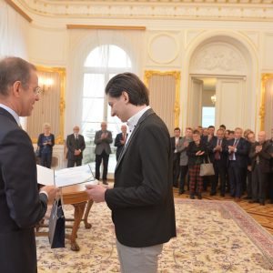Dr Filip Kawczyński odbiera nagrodę dydaktyczną