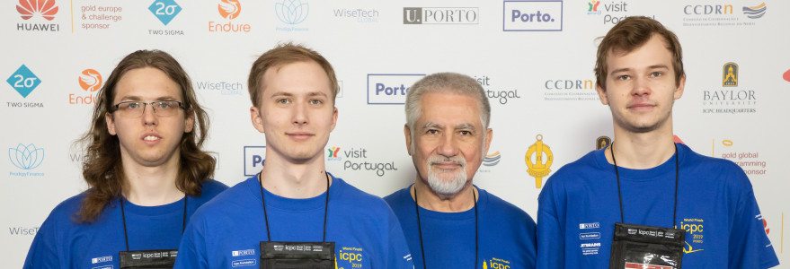 Reprezentacja UW podczas ACM-ICPC 2019. Od lewej: Konrad Paluszek, Jakub Boguta, prof. Jan Madey, Mateusz Radecki. Fot. Bob Smith/icpcnews.com