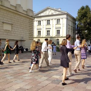 Polonez w wykonaniu uczestników 64. edycji wakacyjnego kursu języka polskiego na UW.