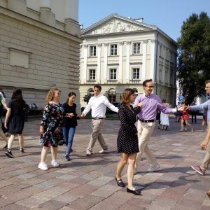 Polonez w wykonaniu uczestników 64. edycji wakacyjnego kursu języka polskiego na UW.