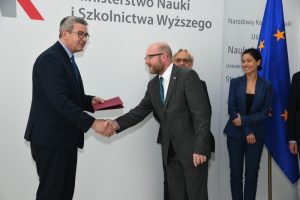 Dr hab. Maciej Duszczyk podczas odbioru aktu powołania na członka KPN. Fot. MNiSW.