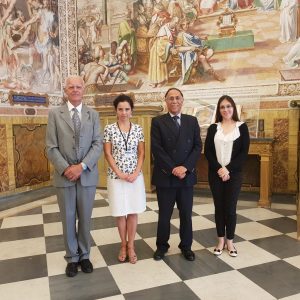 Zdjęcie z Biblioteki Watykańskiej. Osoby zaangażowane w projekt (od lewej): dr Ambrogio M. Piazzoni, wiceprefekt Biblioteki Watykańskiej; dr hab. Katarzyna Mikulska, kierownik projektu; Jaime Manuel del Arenal Fenochio, ambasador Meksyku w Watykanie; Mariana San Martin Paz, attaché Ambasady Meksyku w Watykanie. Źródło: Archiwum dr hab. Katarzyny Mikulskiej.