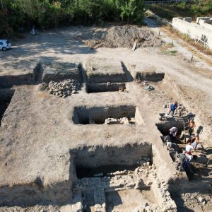 Archeolodzy z Uniwersytetu Warszawskiego odsłonili dwa unikatowe kompleksy zabudowy: drewniane baraki I kohorty legionu VIII Augusta oraz monumentalny, luksusowy kompleks Domu Centuriona.