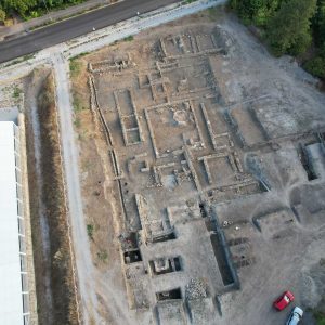 Archeolodzy z Uniwersytetu Warszawskiego odsłonili dwa unikatowe kompleksy zabudowy: drewniane baraki I kohorty legionu VIII Augusta oraz monumentalny, luksusowy kompleks Domu Centuriona.