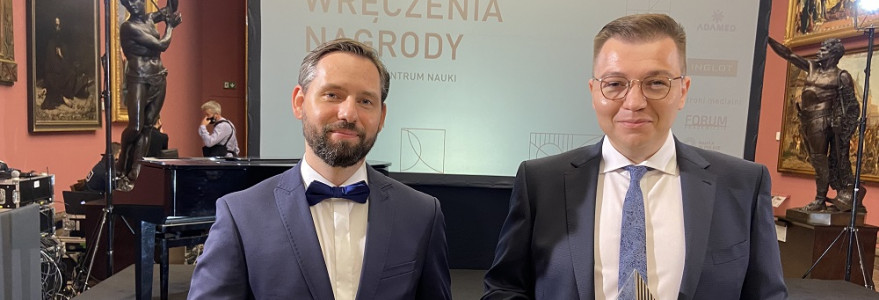 6 października w Galerii Sztuki Polskiej XIX wieku w Sukiennicach odbyła się uroczystość wręczenia Nagrody NCN 2020 i 2021. Na zdjęciu laureaci Nagrody NCN: dr Paweł Polkowski i dr hab. Michał Tomza.