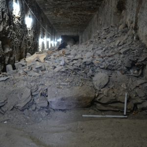 Gruzowisko wypełniające wnętrze grobowca 28 w trakcie badań archeologicznych. Fot. P. Chudzik.