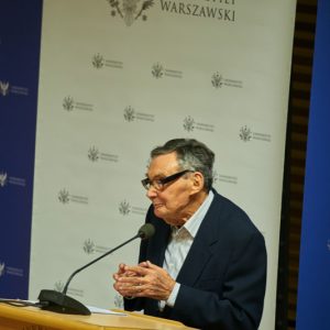 Marian Turski podczas wystąpienia w ramach „8 wykładów na Nowe Tysiąclecie". 16 listopada 2021 r.