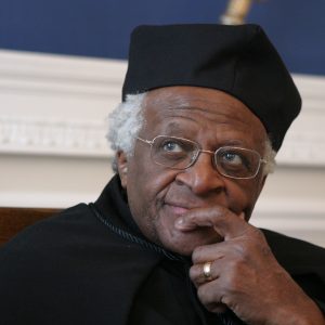 Abp Desmond Tutu podczas uroczystości nadania tytułu doktora honoris causa UW (2004). Fot. Biuro Promocji UW.