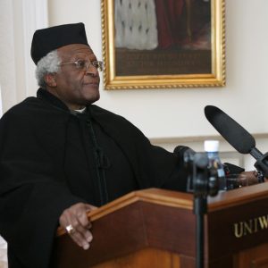 Abp Desmond Tutu podczas uroczystości nadania tytułu doktora honoris causa UW (2004). Fot. Biuro Promocji UW.