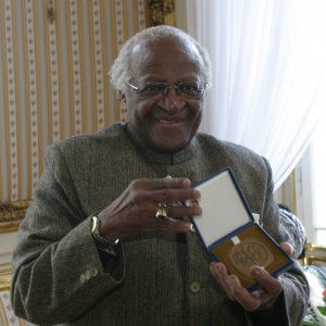 Abp Desmond Tutu podczas uroczystości nadania tytułu doktora honoris causa UW (2004). Fot. Biuro Promocji UW.