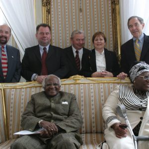 Abp Desmond Tutu podczas uroczystości nadania tytułu doktora honoris causa UW (2004). Fot. Biuro Promocji UW.