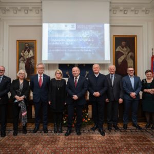 Od lewej: prof. W. Czakon (UJ), prof. A. Giza-Poleszczuk (UW), prof. J. Popiel (rektor UJ), prof. B. Kaniewska (rektor UAM), prof. A. Z. Nowak (rektor UW), ks. prof. M. Kalinowski (rektor KUL), prof. M. Żukowski (KUL), dr hab. G. Tchorek (UW), prof. L. Błażejczyk-Majka (UAM).